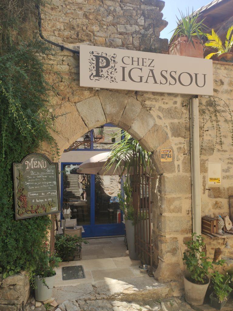  Bruniquel, un village de charme en Quercy/aufildeslieux.fr/ Restaurant Chez Pigassou©K.HIBBS