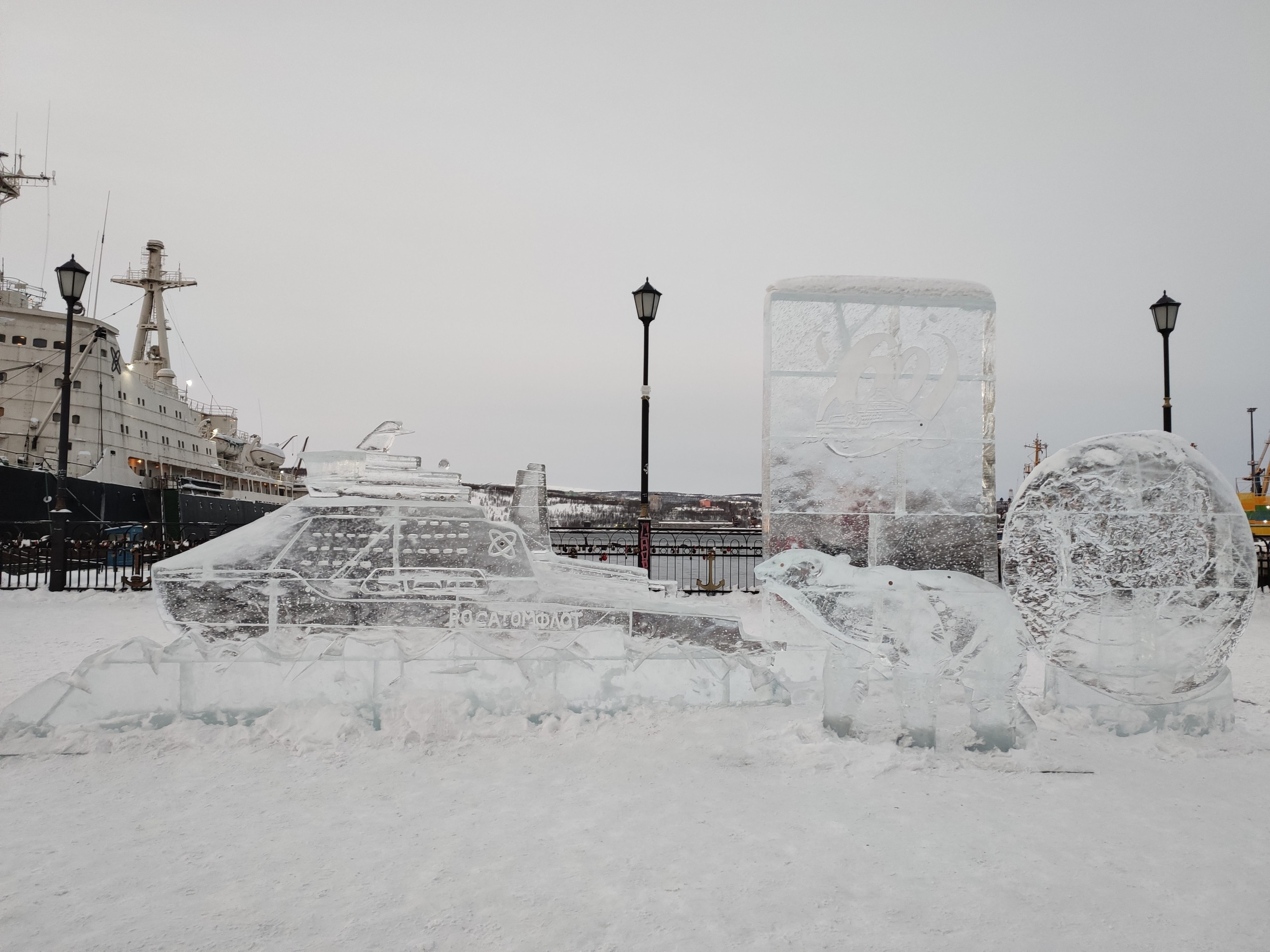 Mourmansk, porte de l'Arctique/ aufildeslieux.fr/sculptures de glace sur le port de Mourmansk©K.Hibbs