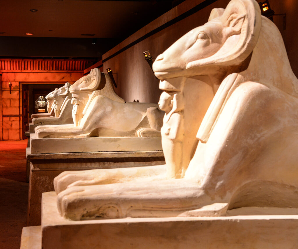 Toutânkhamon, l'expérience immersive pharaonique/www.aufildeslieux.fr/ Sphinx à tête de bélier ou Criosphinx © DR