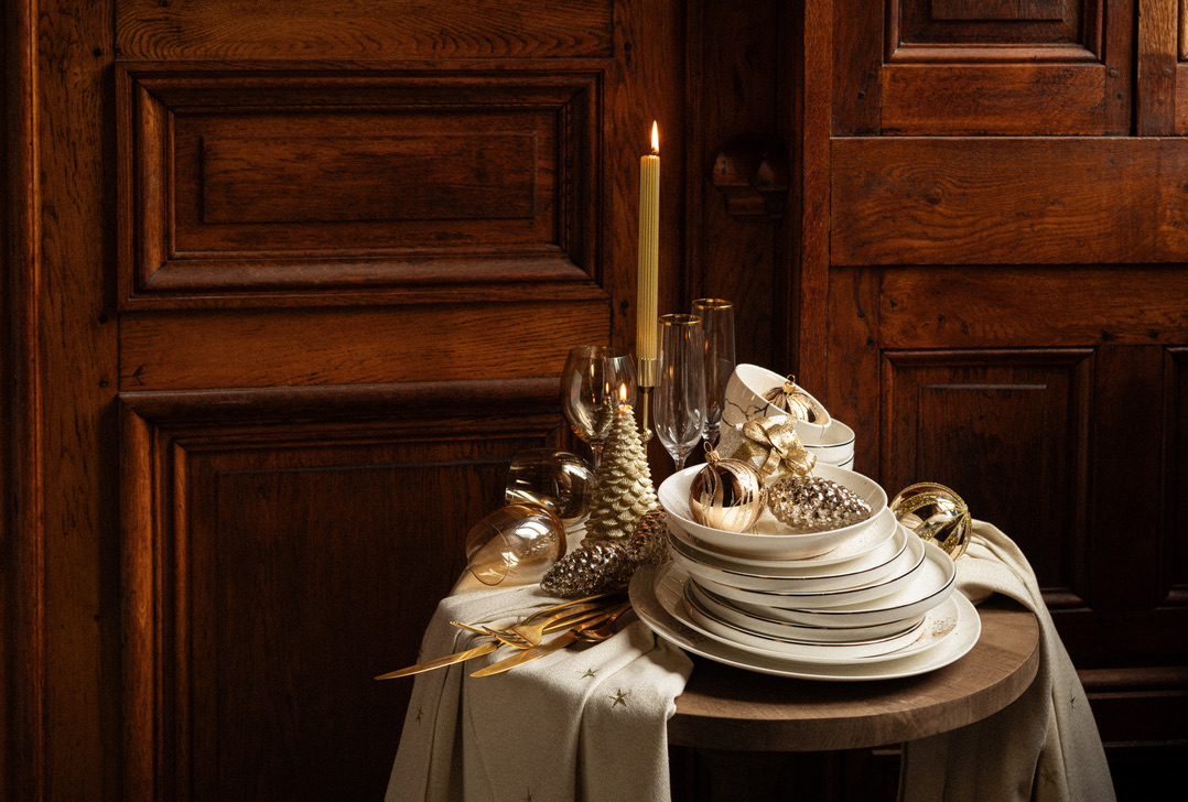 Les Tables de Fêtes de Maisons du Monde/www.aufildeslieux.fr/ Table de fêtes gold-Photo© Maisons du Monde