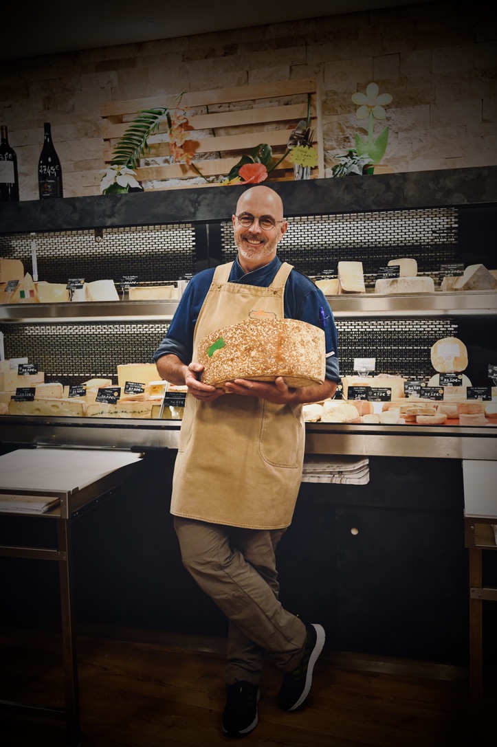 Clermont-Ferrand, entre volcans et patrimoine historique-www.aufildeslieux.fr/Olivier Nivesse dans sa fromagerie© Elsa Hibbs