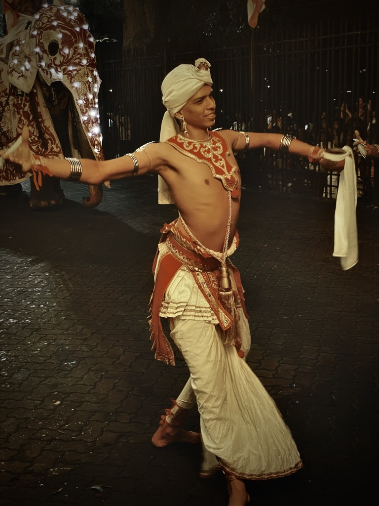  La plus belle larme de Bouddha/www.aufildeslieux.fr/ Danseur de la procession - Photo © K.HIBBS