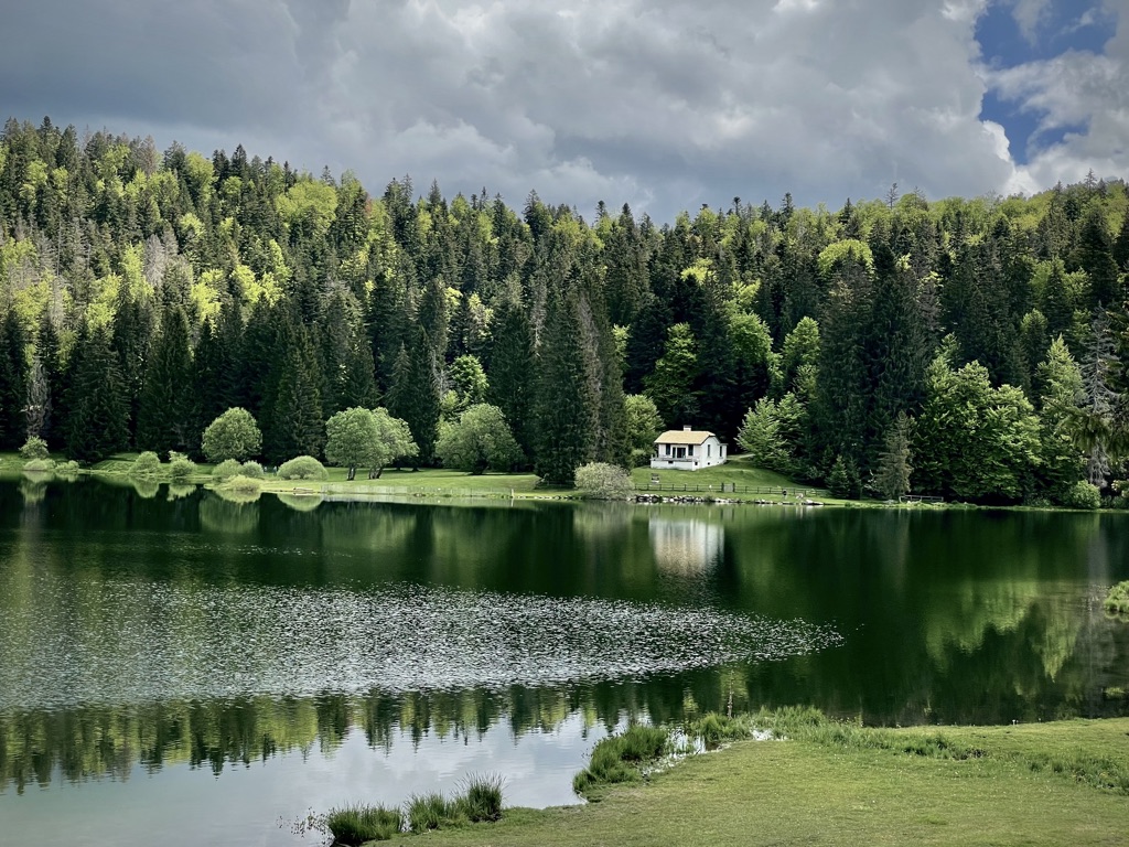  Partir à la découverte des lacs du Haut Bugey/www.aufildeslieux.fr/ Reflets sur le lac Genin © K.HIBBS