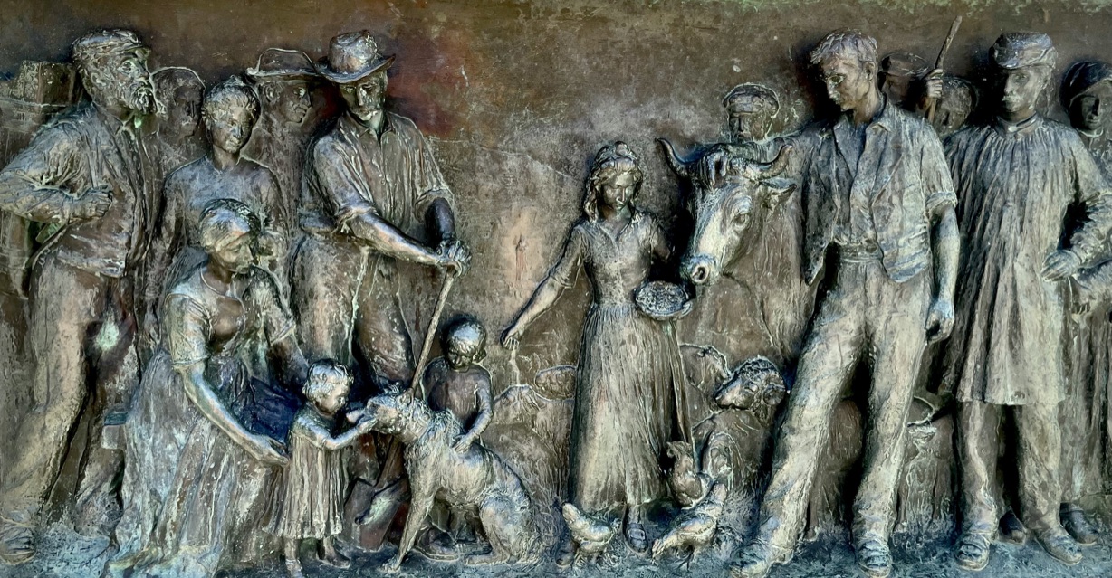 Arbois, dans les pas de Louis Pasteur/www.aufildeslieux.fr/Une scène agricole sur bas-relief en bronze du monument dédié à Pasteur -Photo © K.HIBBS