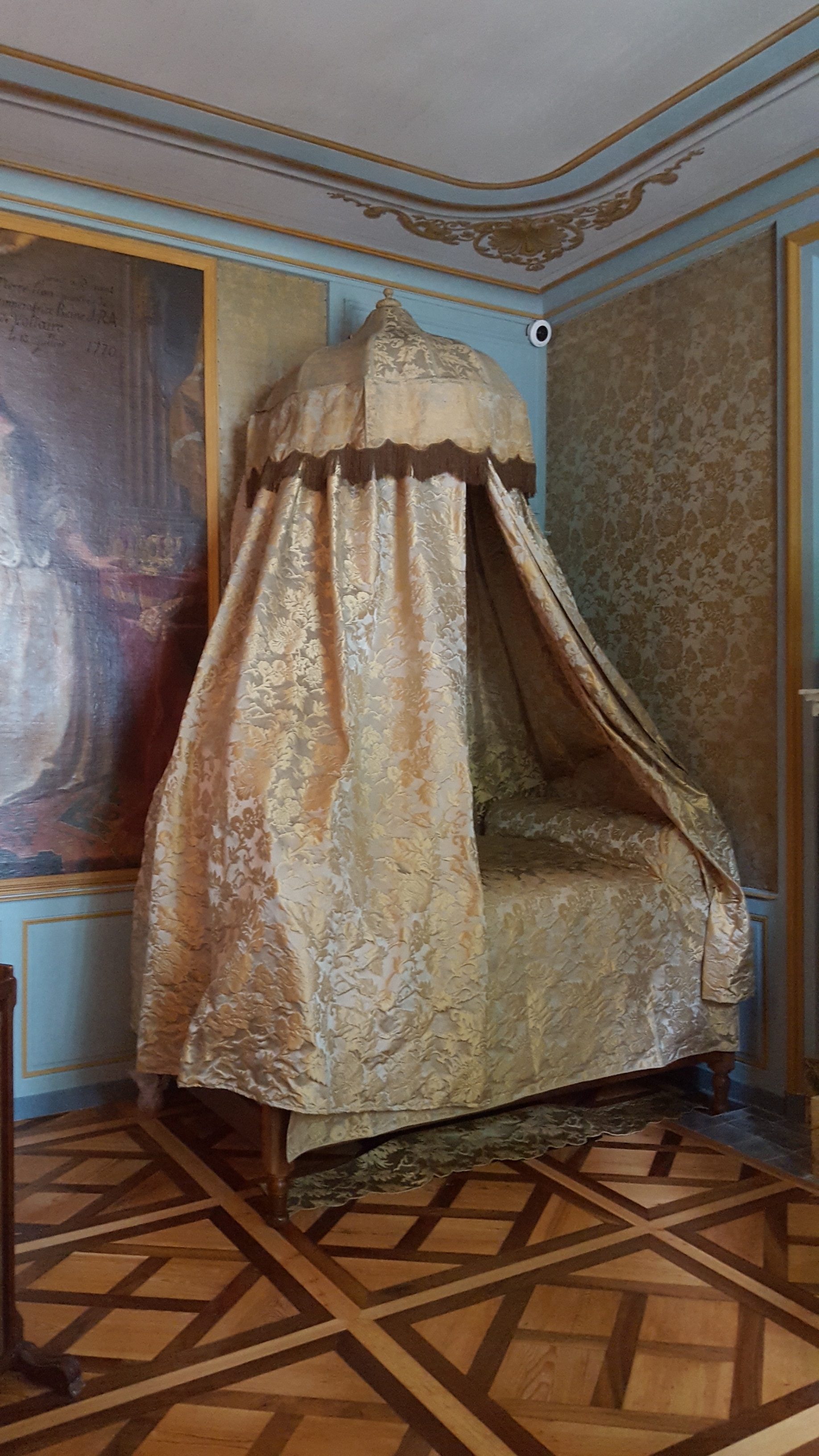 Une visite au Château de Voltaire/aufildeslieux.fr/ Chambre de Voltaire restaurée ©K.HIBBS