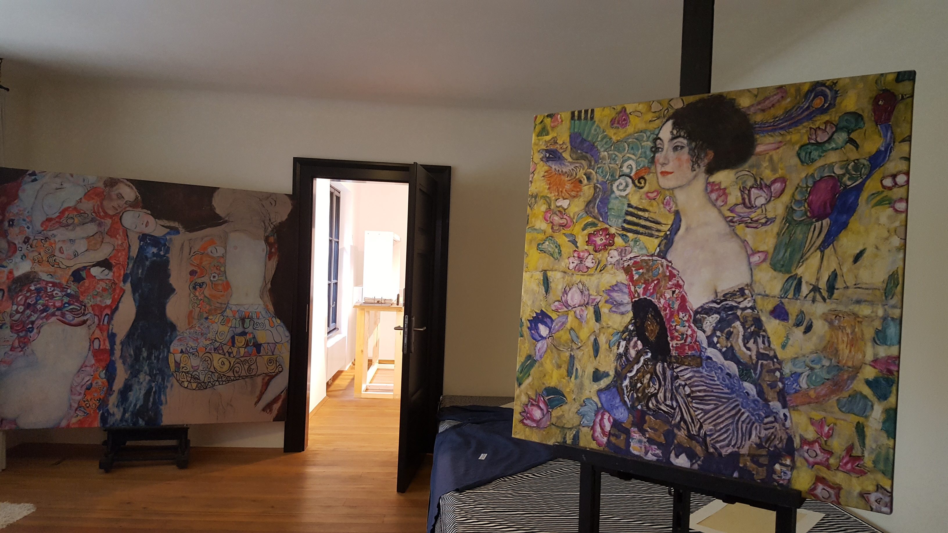  De Vienne 1900 au MAK à la Villa Klimt/aufildeslieux.fr/ L'atelier de Klimt avec peinture "The Bride" à gauche et "Lady with fan "à droite ©K.HIBBS