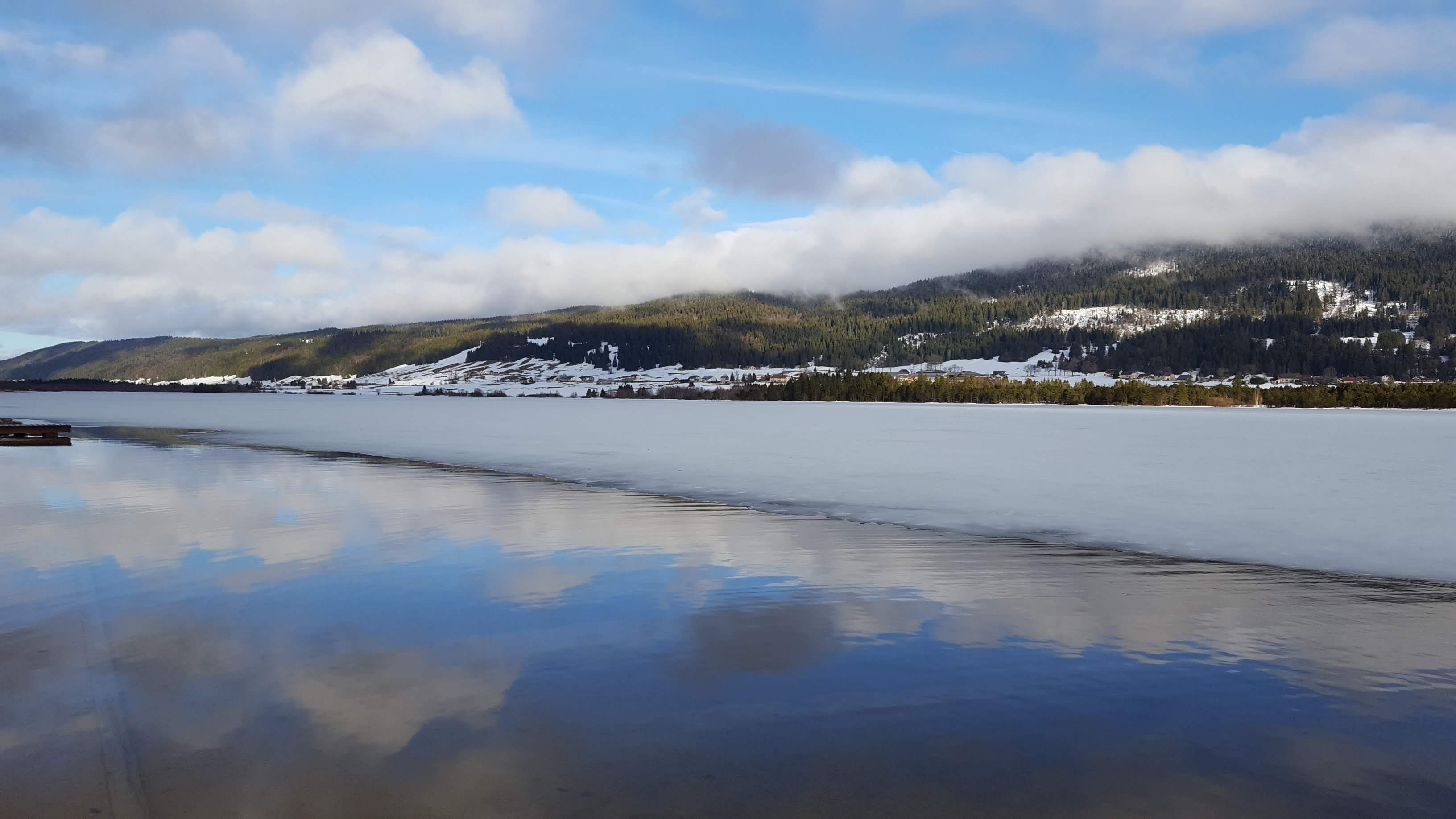  5 bonnes raisons de tester la Grande Traversée du Jura/aufildeslieux.fr/ Le lac des Rousses©K.Hibbs 