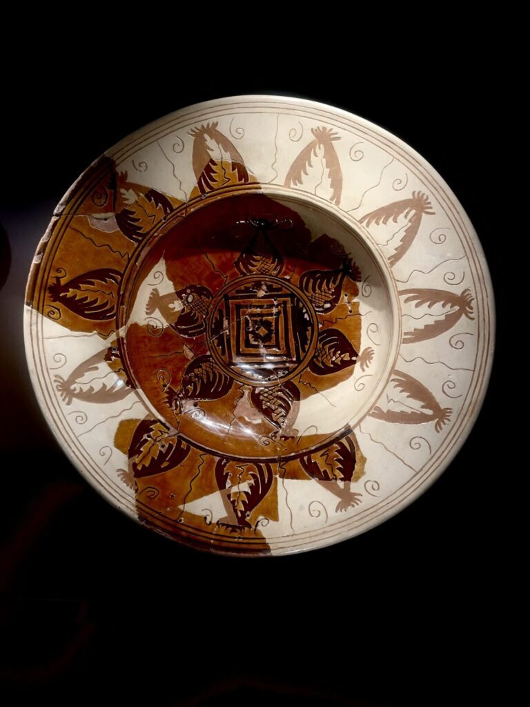  De Ferrare au delta du Pô/www.aufildeslieux.fr/Plat en terre cuite émaillée gravée avec feuilles et carrés datant du 16è siècle- Photo © K.HIBBS