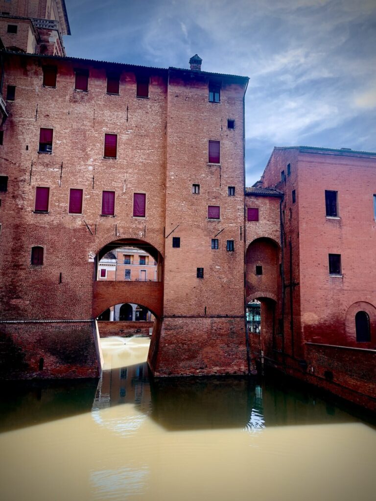 De Ferrare au delta du Pô/www.aufildeslieux.fr/Le château d'Este et ses douves- Photo © K.HIBBS