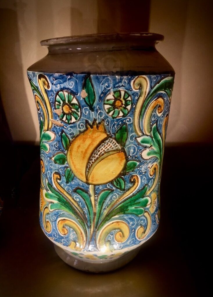  De Ferrare au delta du Pô/www.aufildeslieux.fr/ Jarre d'apothicaire -Albarelli-Sicile -seconde moitié 17è siècle-Photo©K.HIBBS