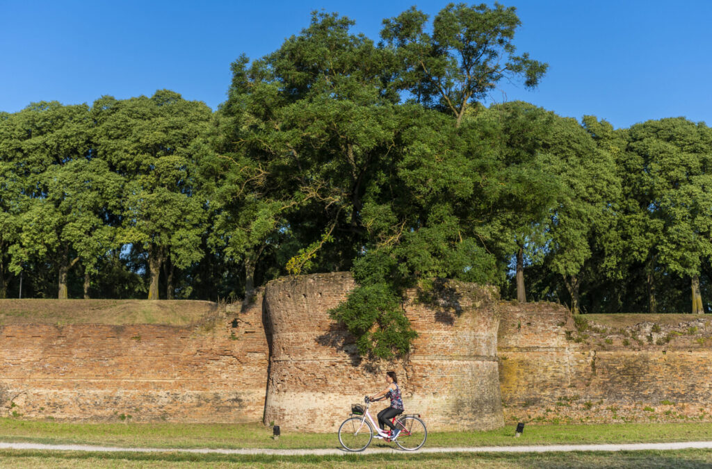  De Ferrare au delta du Pô/www.aufildeslieux.fr/Balade à vélo le long des murailles de Ferrare- Photo © Pierluigi Benini