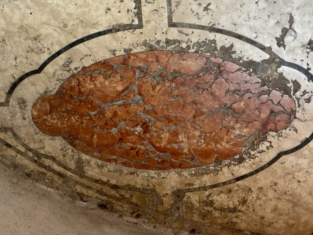  De Ferrare au delta du Pô/www.aufildeslieux.fr/Sol en marbre de Ferrare dans le château d'Este - Photo K.HIBBS