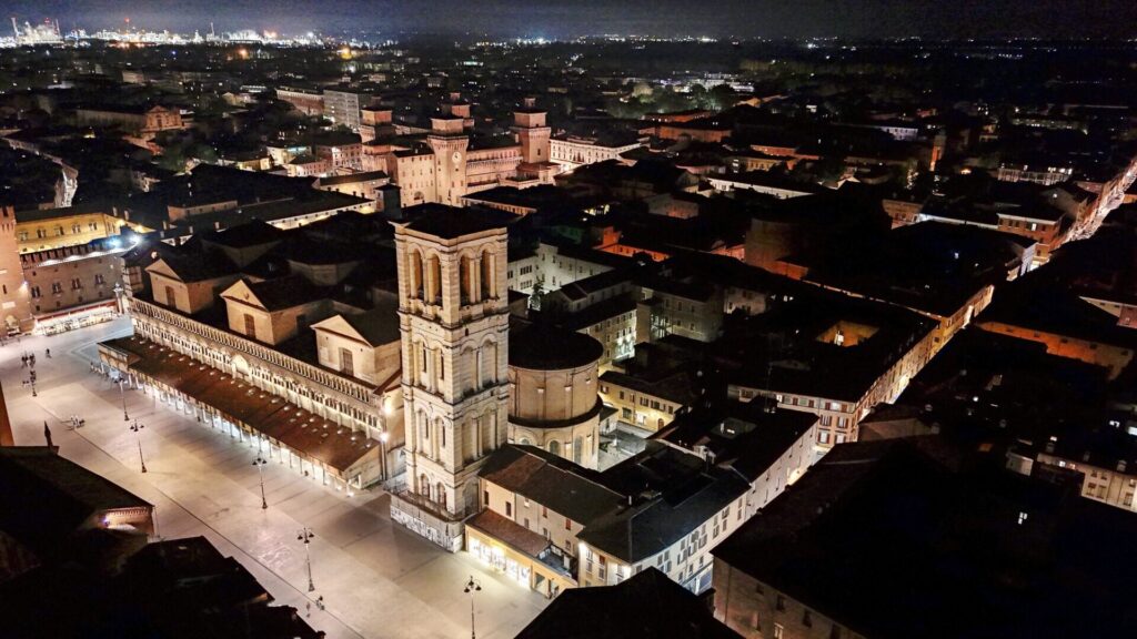 De Ferrare au delta du Pô/www.aufildeslieux.fr/Ferrare-Piazza Trento e Trieste -Photo © Antonio Bigoni