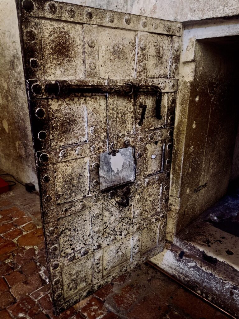 De Ferrare au delta du Pô/www.aufildeslieux.fr/Porte d'une des prisons du château d'Este- Photo © K.HIBBS