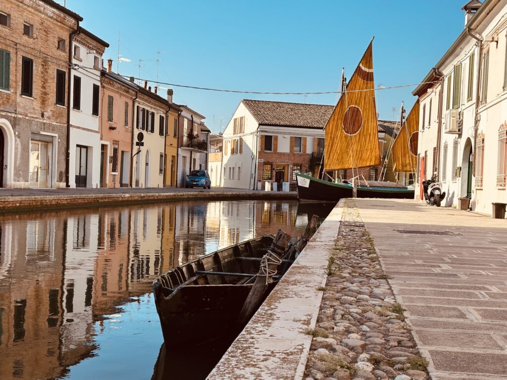 cCentre ville de Comacchio avec canal et bateaux -Photo © Visit Comacchio