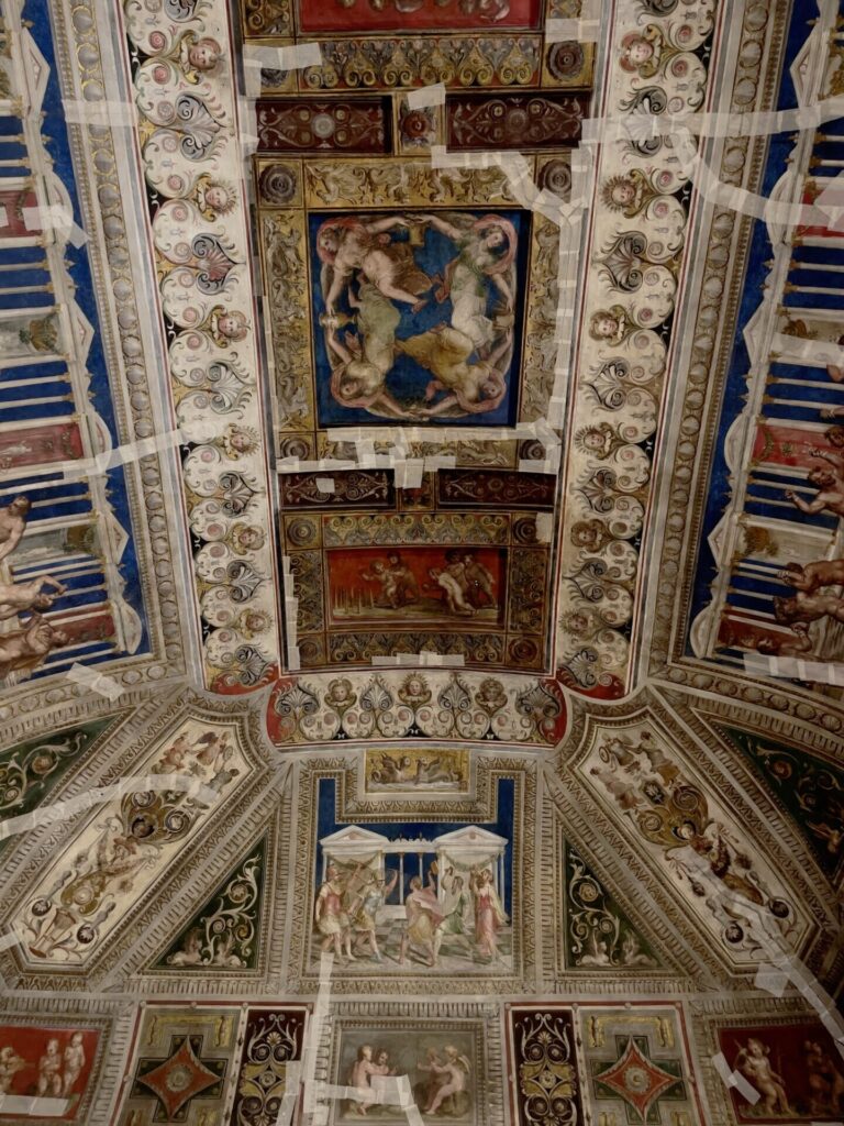De Ferrare au delta du Pô/www.aufildeslieux.fr/Plafond de la petite salle des jeux du château d'Este- Photo © K.HIBBS