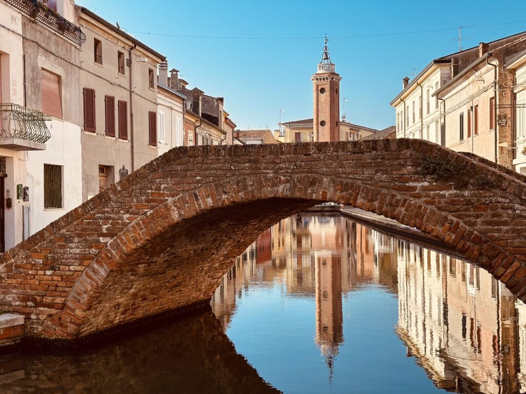  De Ferrare au delta du Pô/www.aufildeslieux.fr/ Pont de briques enjambant le canal de Comacchio-Photo © Visit Comacchio