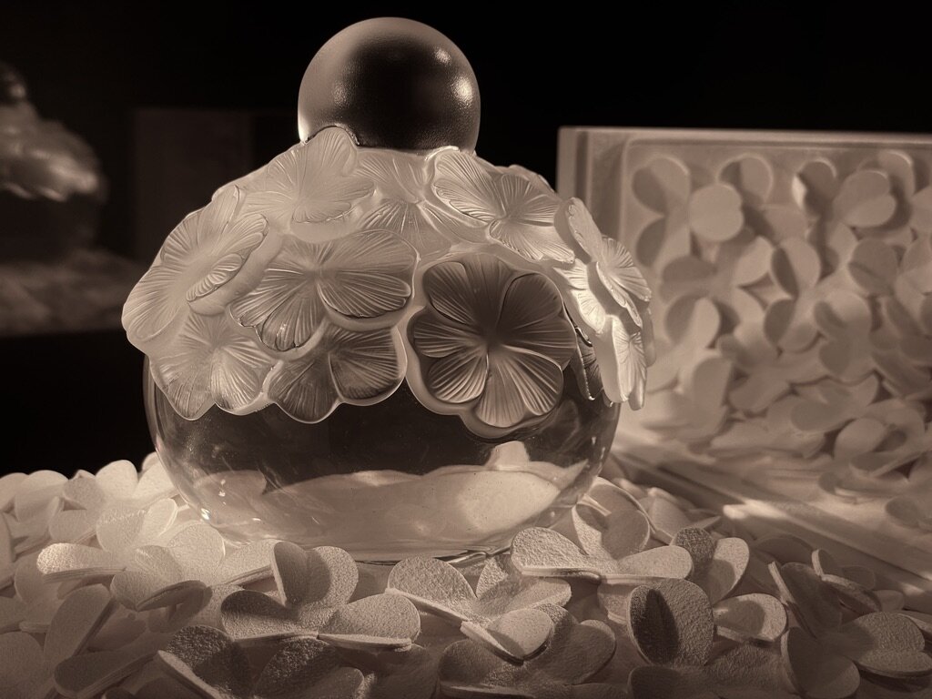 L'Aura Lalique/www.aufildeslieux.fr/ Fortune Leaves, Crystal Edition by Mikimoto for Lalique- edition de 10 flacons numérotés et signés © K.HIBBS