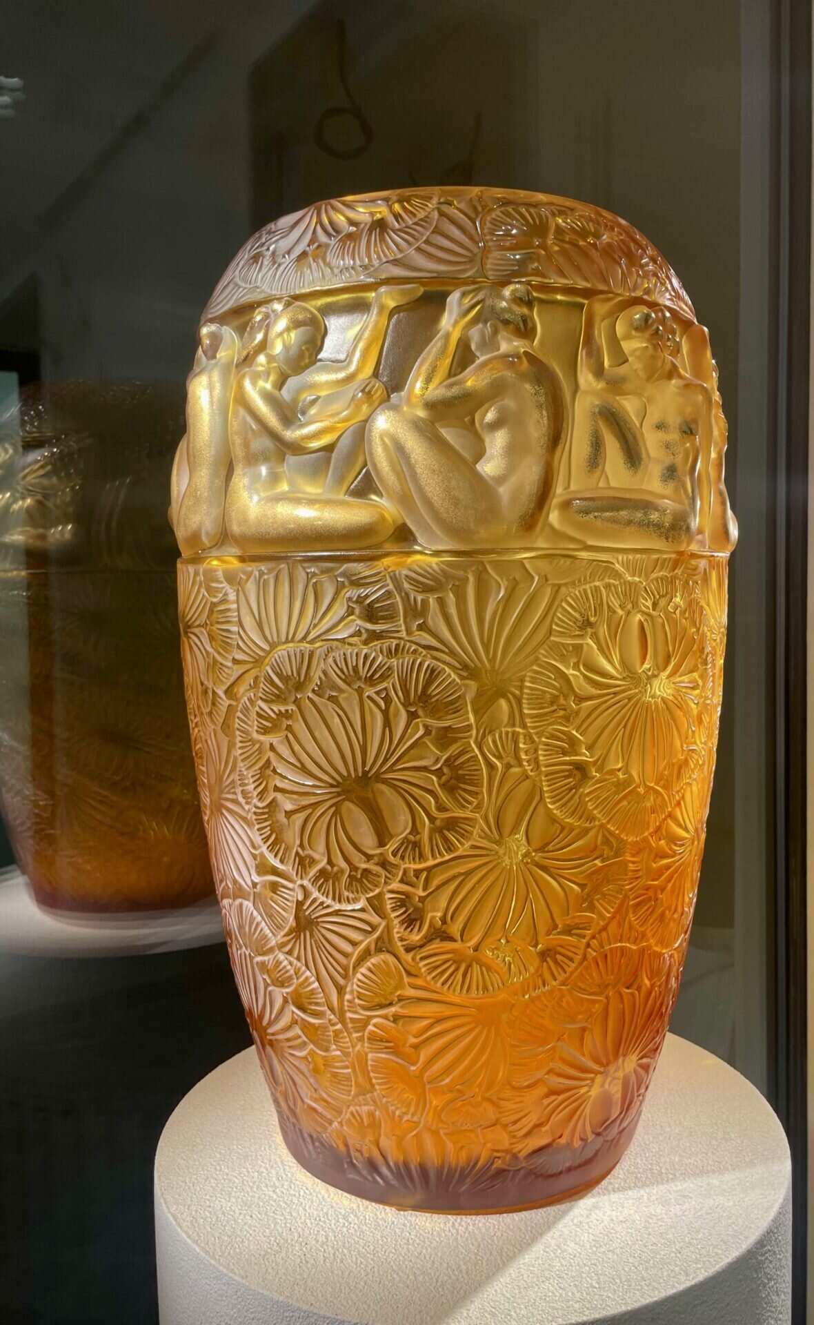 L'Aura Lalique/www.aufildeslieux.fr/ Vase Femmes et Fleurs © K.HIBBS