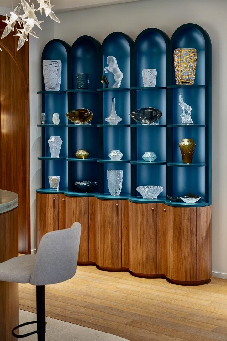 L'Aura Lalique/www.aufildeslieux.fr/ Hirondelles en cristal by René Lalique et sélection de vases emblématiques © Boutique Lalique