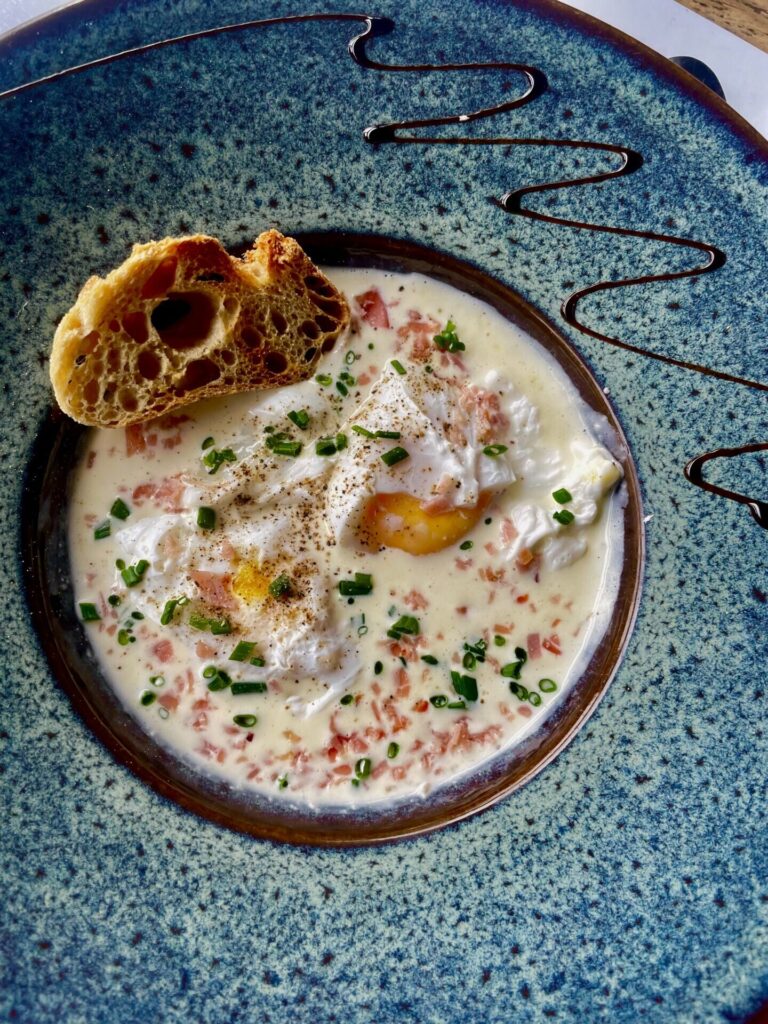  L'art de vivre en Saintonge/www.aufildeslieux.fr/L’œuf fermier poché, lard fumé et crème de Parmesan au Moulin de la Baine © K.HIBBS