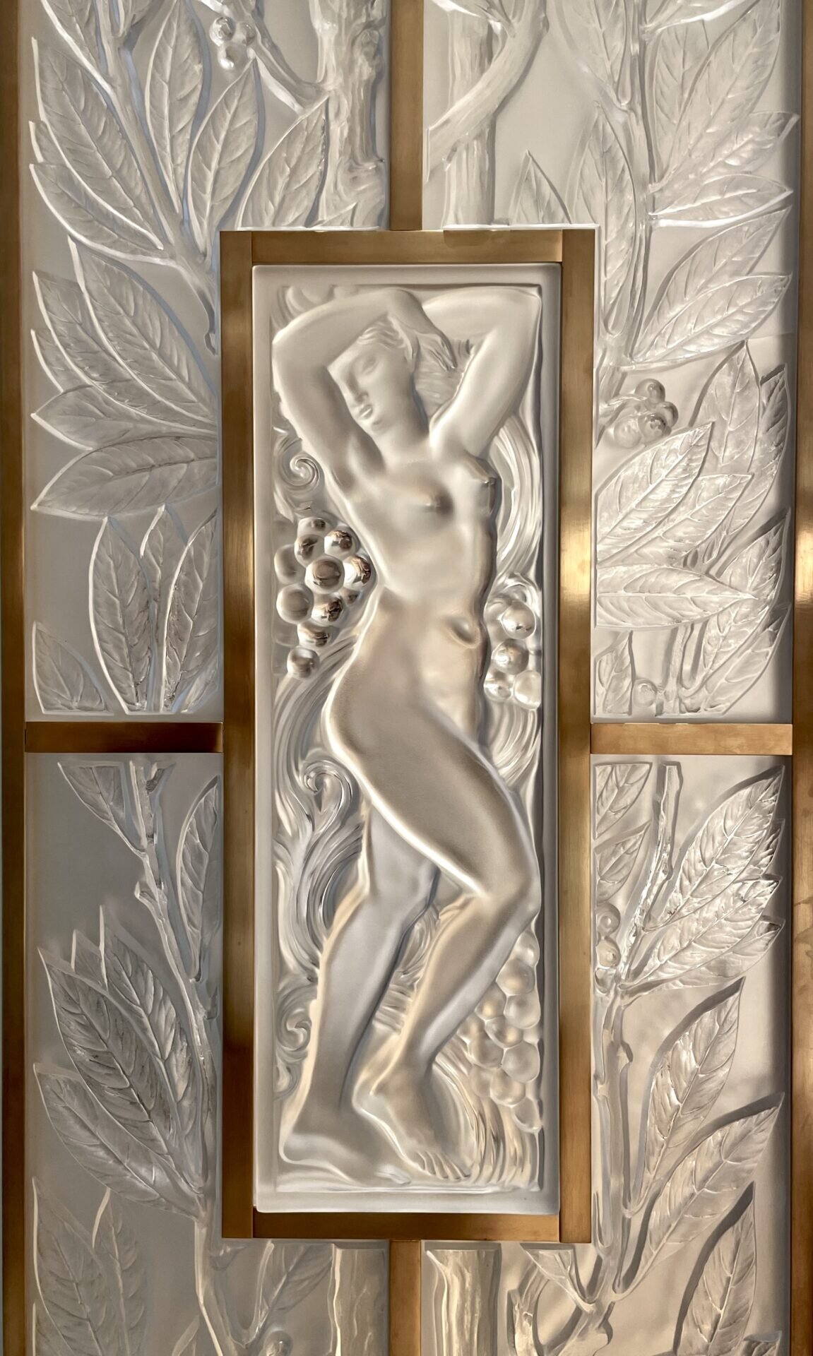 L'Aura Lalique/www.aufildeslieux.fr/ Panneau cristal avec motifs végétaux, grappes de raisin et femme nue © K.HIBBS