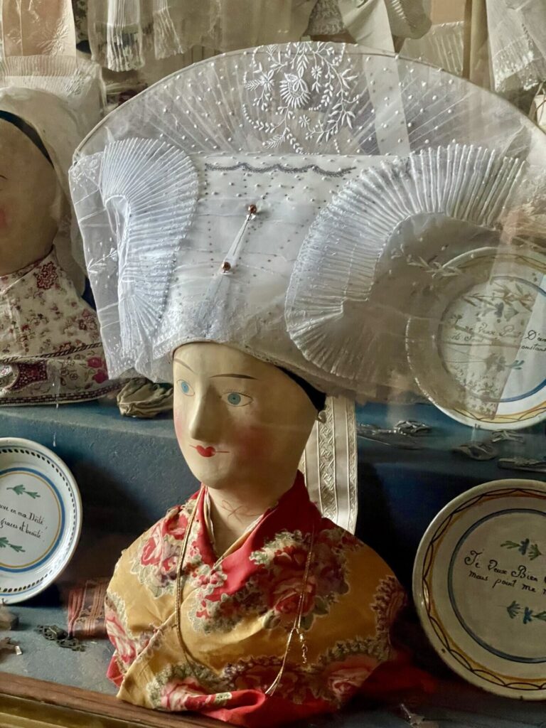 L'art de vivre en Saintonge/www.aufildeslieux.fr/ Une jolie coiffe régionale © K.HIBBS