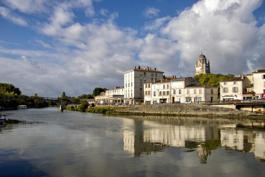 L'art de vivre en Saintonge/www.aufildeslieux.fr/Les rives du fleuve Charente © CRTNA
