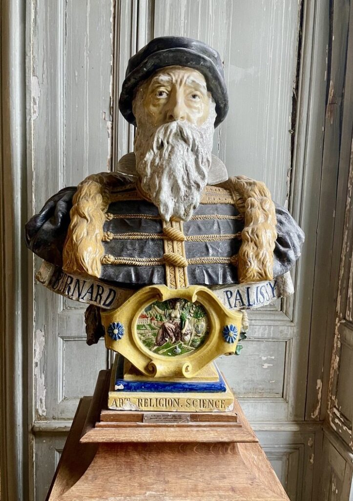 L'art de vivre en Saintonge/www.aufildeslieux.fr/ Buste en céramique de Bernard Palissy © K.HIBBS