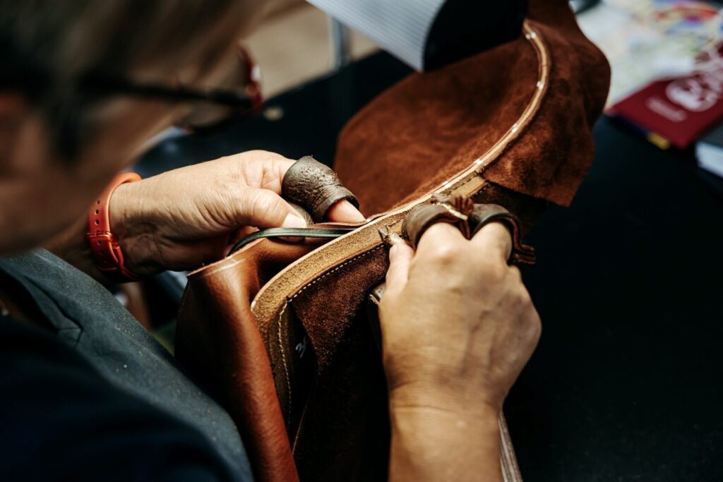  L'art de vivre en Saintonge/www.aufildeslieux.fr/ Surpiqure d'une selle -© Ateliers Antarès