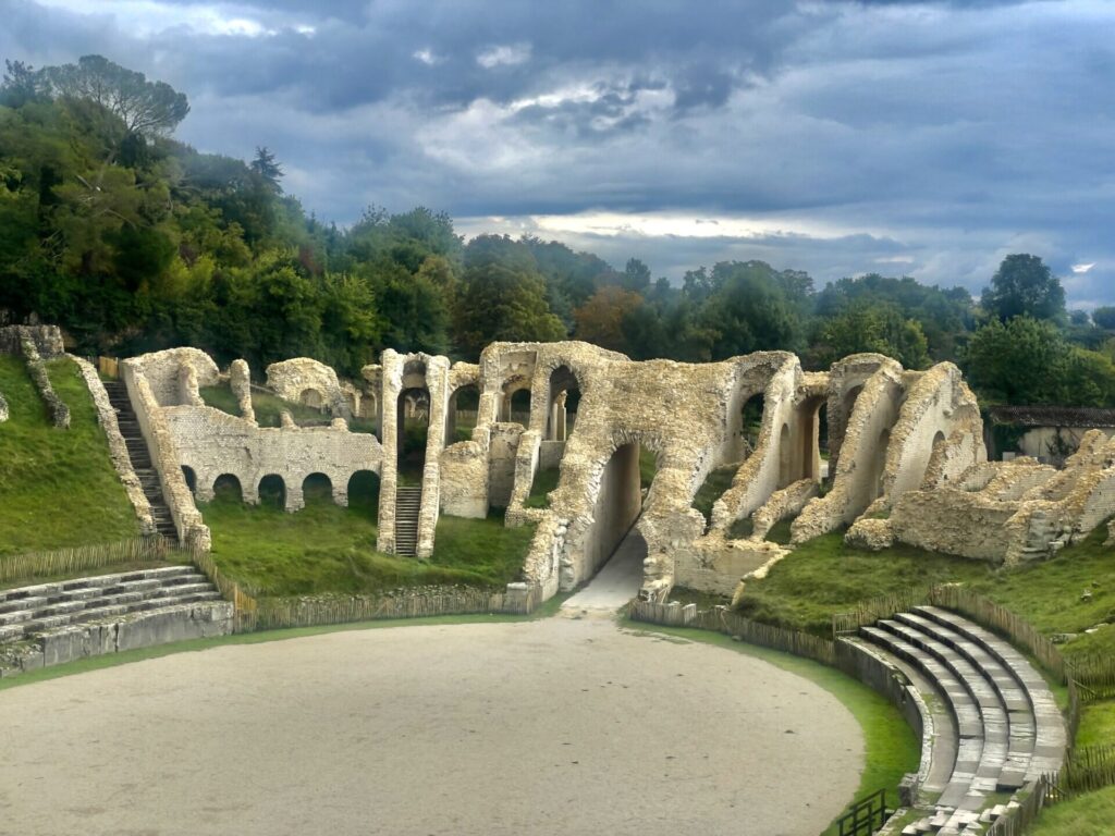  L'art de vivre en Saintonge/www.aufildeslieux.fr/Vue plongeante sur les arènes de Saintes © K.HIBBS