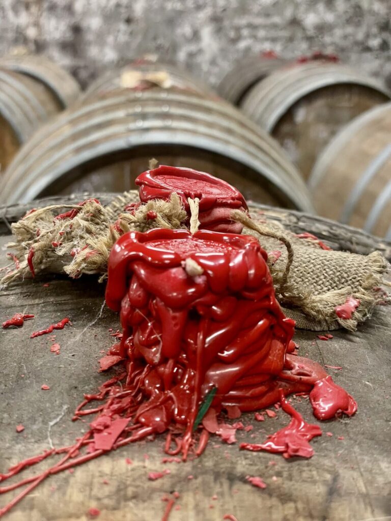  L'art de vivre en Saintonge/www.aufildeslieux.fr/ Cachet de cire sur un fût dans les caves GrosPerrin © K.HIBBS