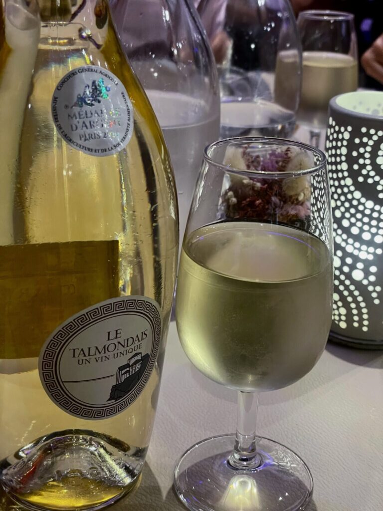  L'art de vivre en Saintonge/www.aufildeslieux.fr/Un verre de Talmondais , un vin unique © K.HIBBS