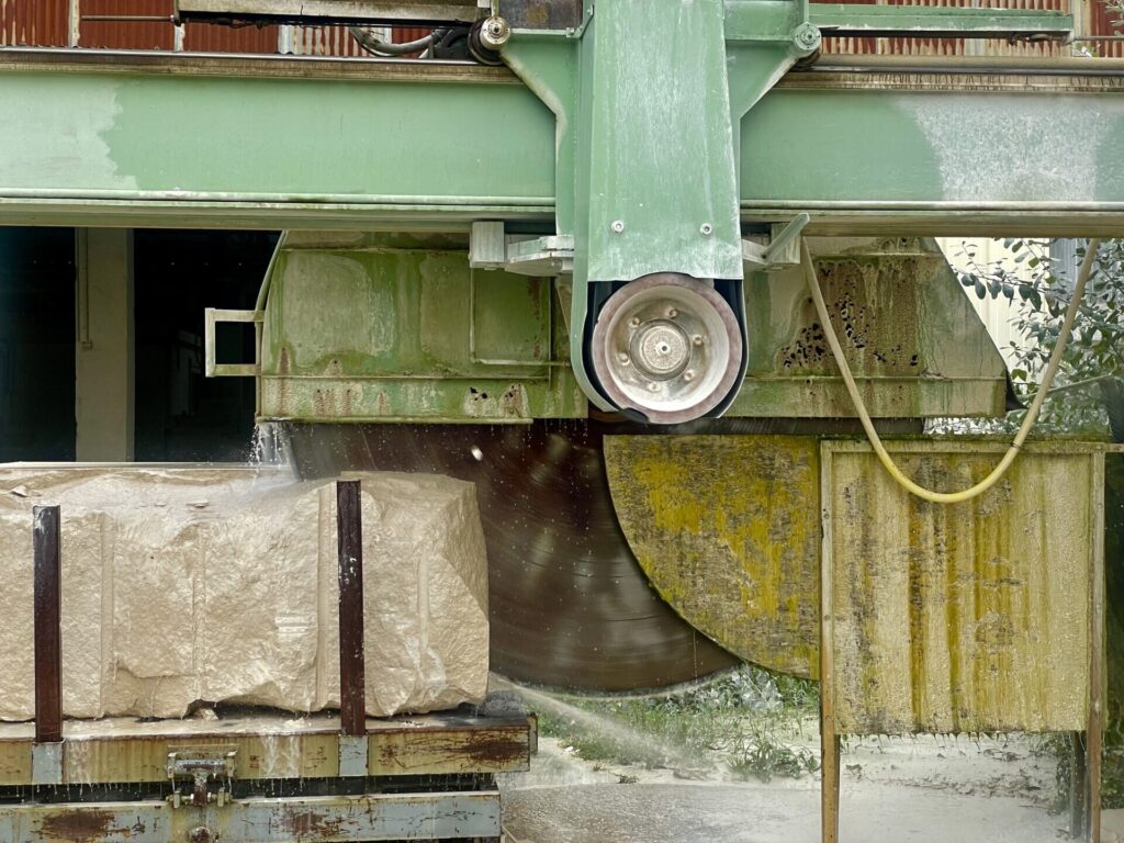 L'art de vivre en Saintonge/www.aufildeslieux.fr/ Machine cisaillant un bloc de pierre de Thénac © K.HIBBS