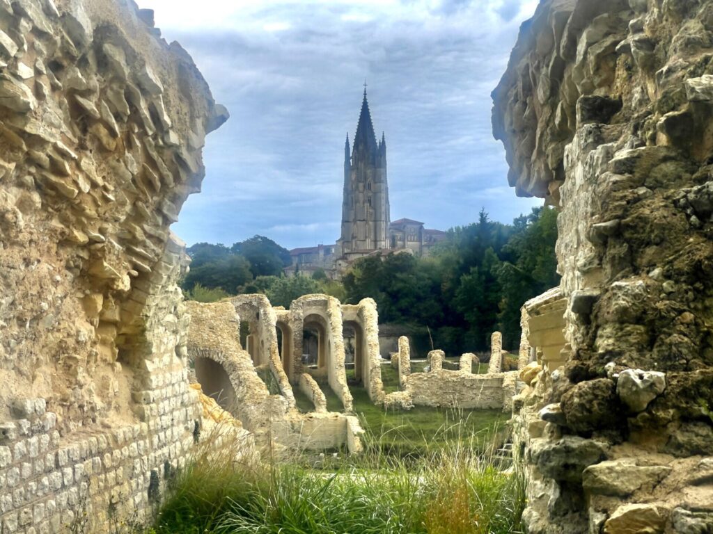  L'art de vivre en Saintonge/www.aufildeslieux.fr/Arènes de Saintes avec au fond la basilique Saint-Eutrope © K.HIBBS