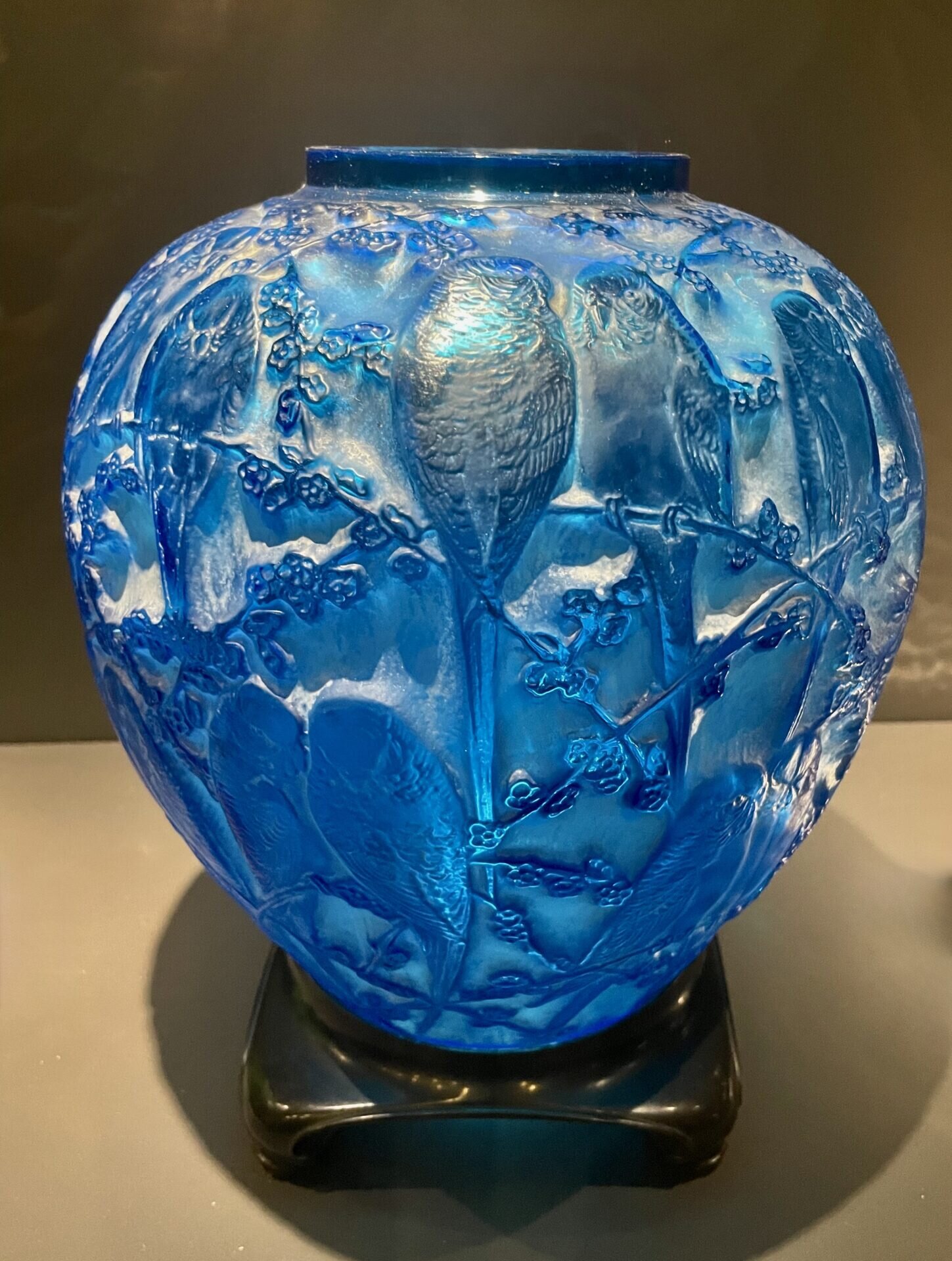 L'Aura Lalique/www.aufildeslieux.fr/ Vase Perruches René Lalique exposé au Musée des arts Décoratifs © K.HIBBS