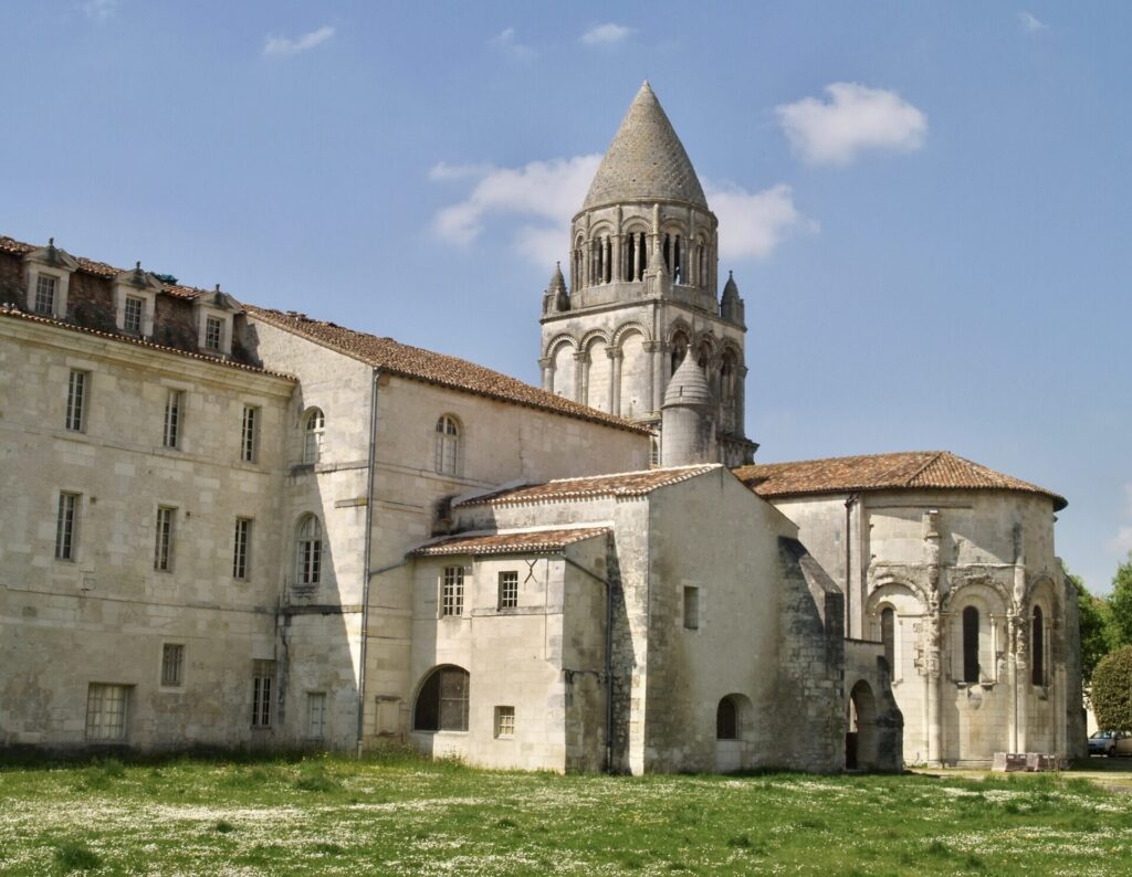  L'art de vivre en Saintonge/www.aufildeslieux.fr/Façade de l'Abbaye aux Dames © By Myrabella -  https://commons.wikimedia.org/w/index.php?curid=6700550