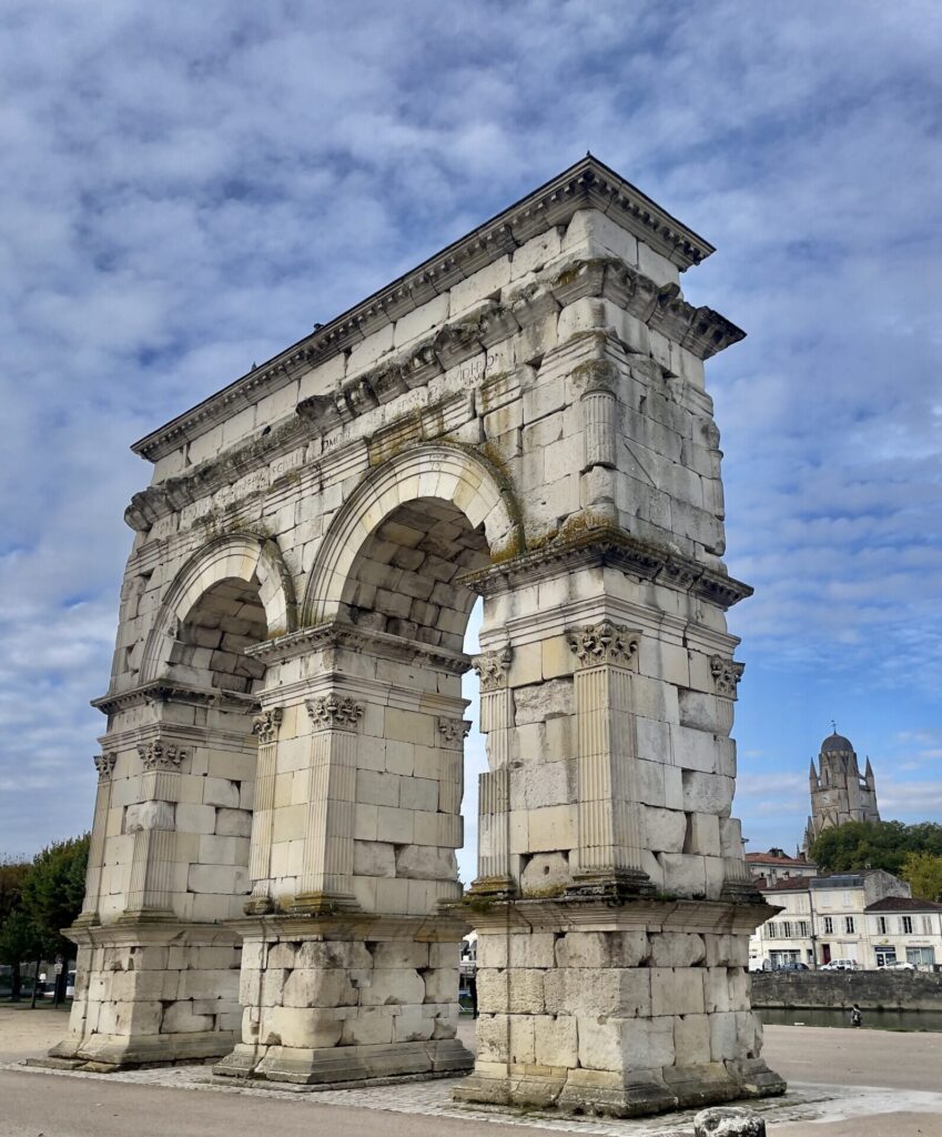 L'art de vivre en Saintonge/www.aufildeslieux.fr/L'arc de Germanicus © K.HIBBS