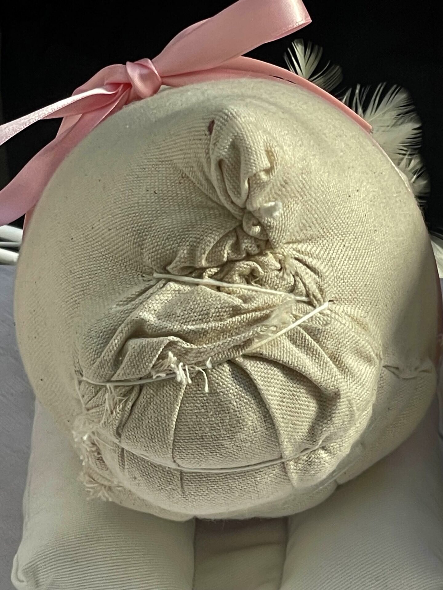 48 heures dans l'Ain pour un parcours d'excellence/www.aufildeslieux.fr/ L'art de l'emmaillotage dans la toile de chanvre- Photo © K.HIBBS