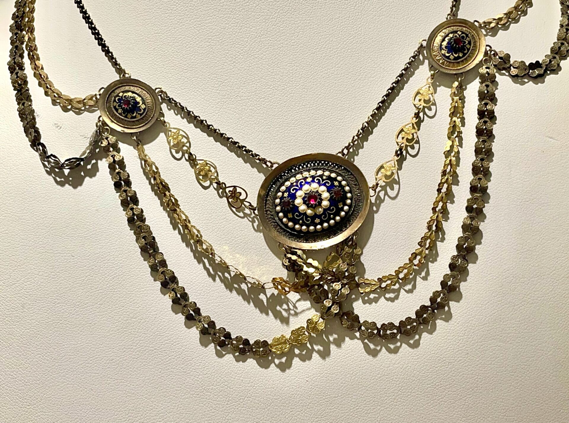 48 heures dans l'Ain pour un parcours d'excellence/www.aufildeslieux.fr/Collier dit " d'esclavage" - Collection Bijouterie Jeanvoine -Photo © K.HIBBS