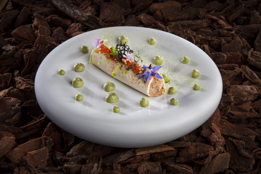 48 heures dans l'Ain pour un parcours d'excellence/www.aufildeslieux.fr/ Restaurant Jiva Le tourteau en cannelloni de calamar et vinaigrette condiment de pamplemousse et avocat crémeux- Photo © DR