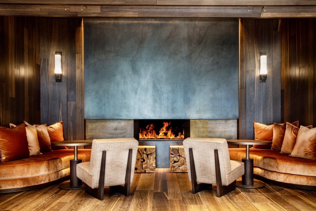 48 heures dans l'Ain pour un parcours d'excellence/www.aufildeslieux.fr/ Jiva Hill, coin salon au décor bois et béton - Photo © DR