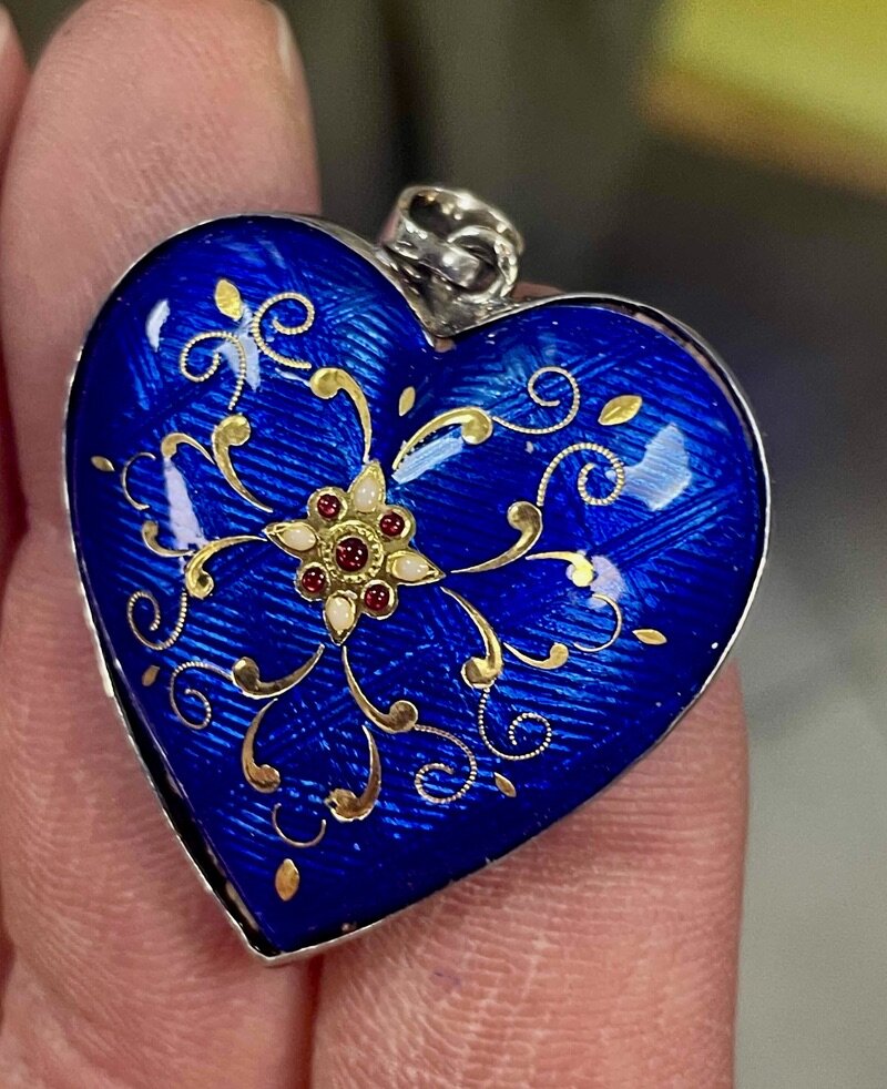 48 heures dans l'Ain pour un parcours d'excellence/www.aufildeslieux.fr/ Motif en rosace typique des émaux de Bresse- Photo© K.HIBBS