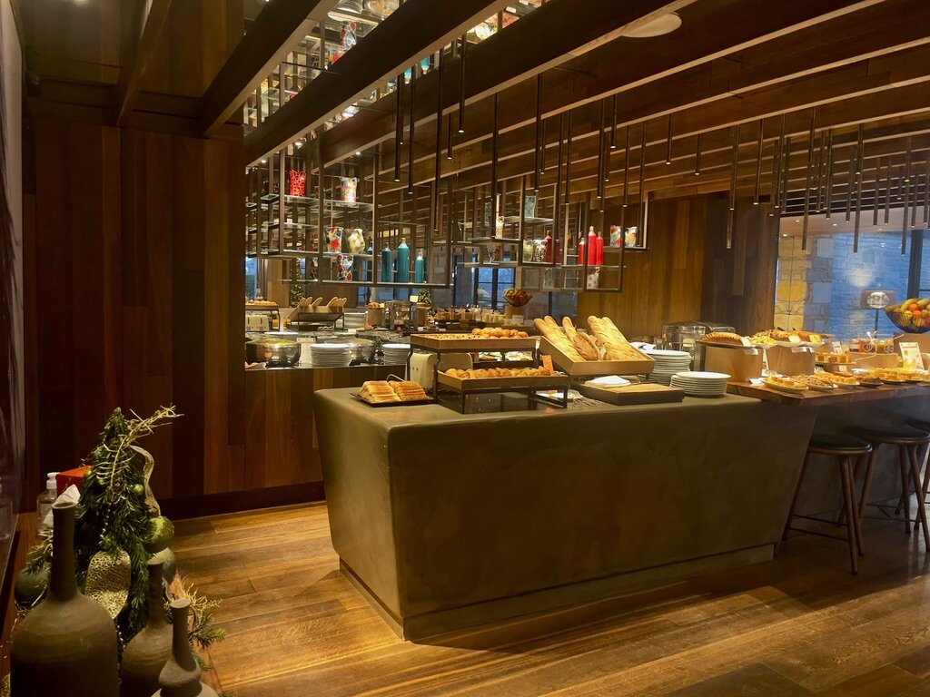 48 heures dans l'Ain pour un parcours d'excellence/www.aufildeslieux.fr/ Buffet du petit déjeuner -restaurant gastronomique du Jiva Hill- Photo© K.HIBBS