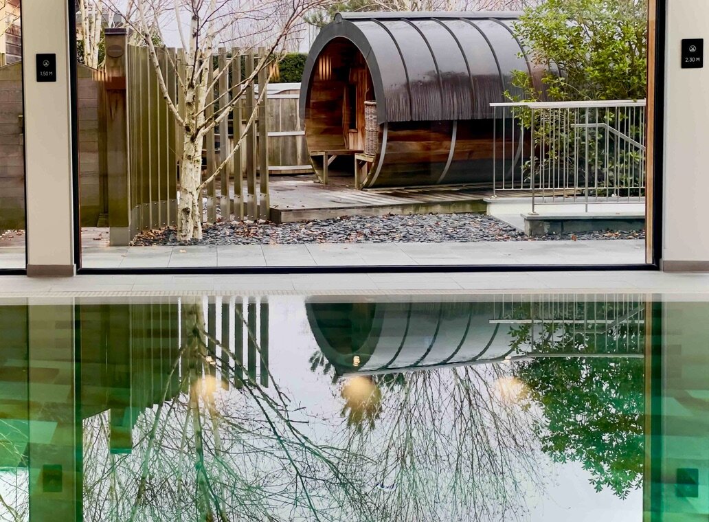 48 heures dans l'Ain pour un parcours d'excellence/www.aufildeslieux.fr/ Hôtel-Resort Le Jiva Hill- Vue sur le bain nordique depuis la piscine intérieure - Photo © K.HIBBS