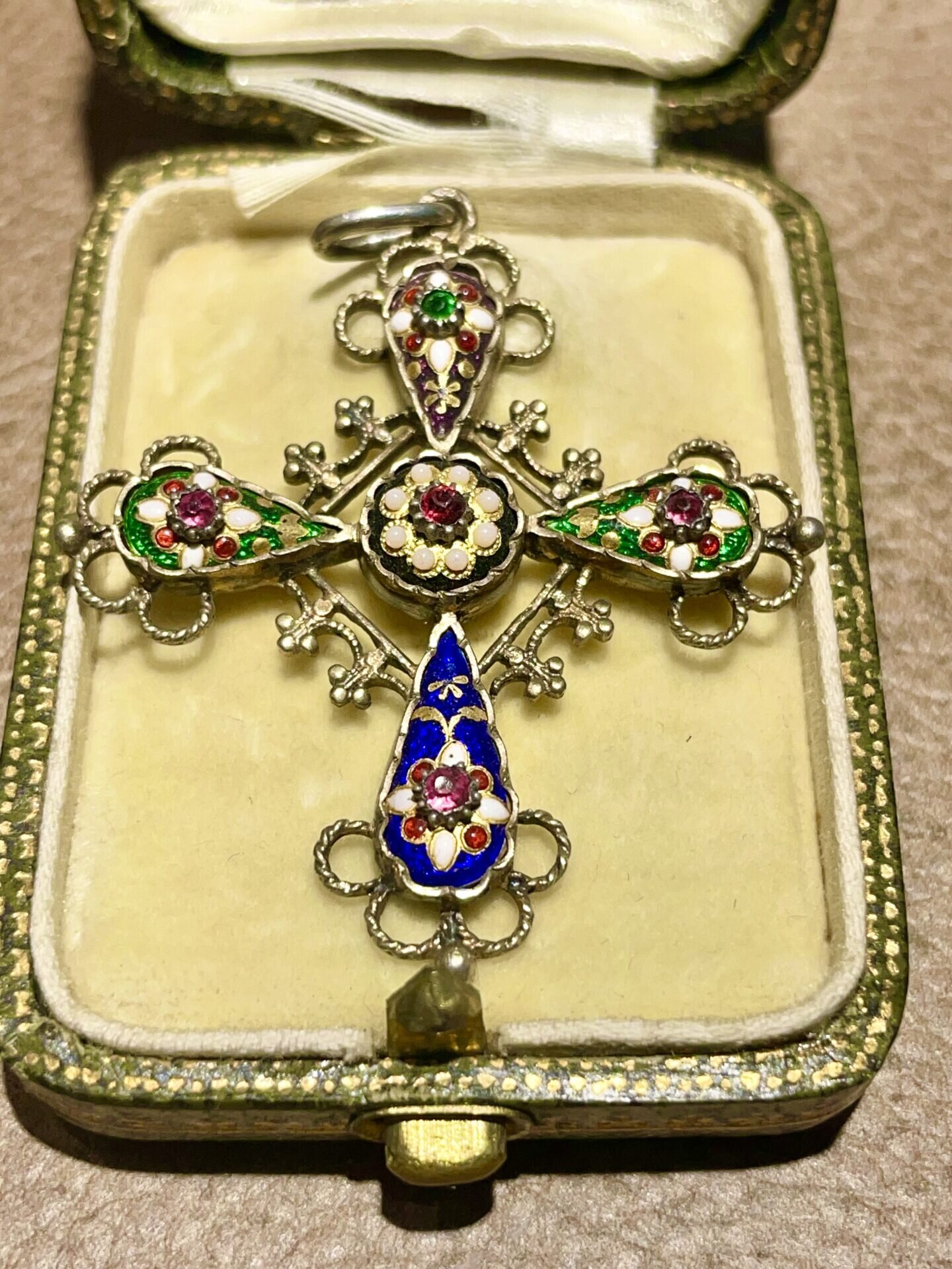 48 heures dans l'Ain pour un parcours d'excellence/www.aufildeslieux.fr/ Croix bressane traditionnelle-collection bijouterie Jeanvoine-Photo© K.HIBBS