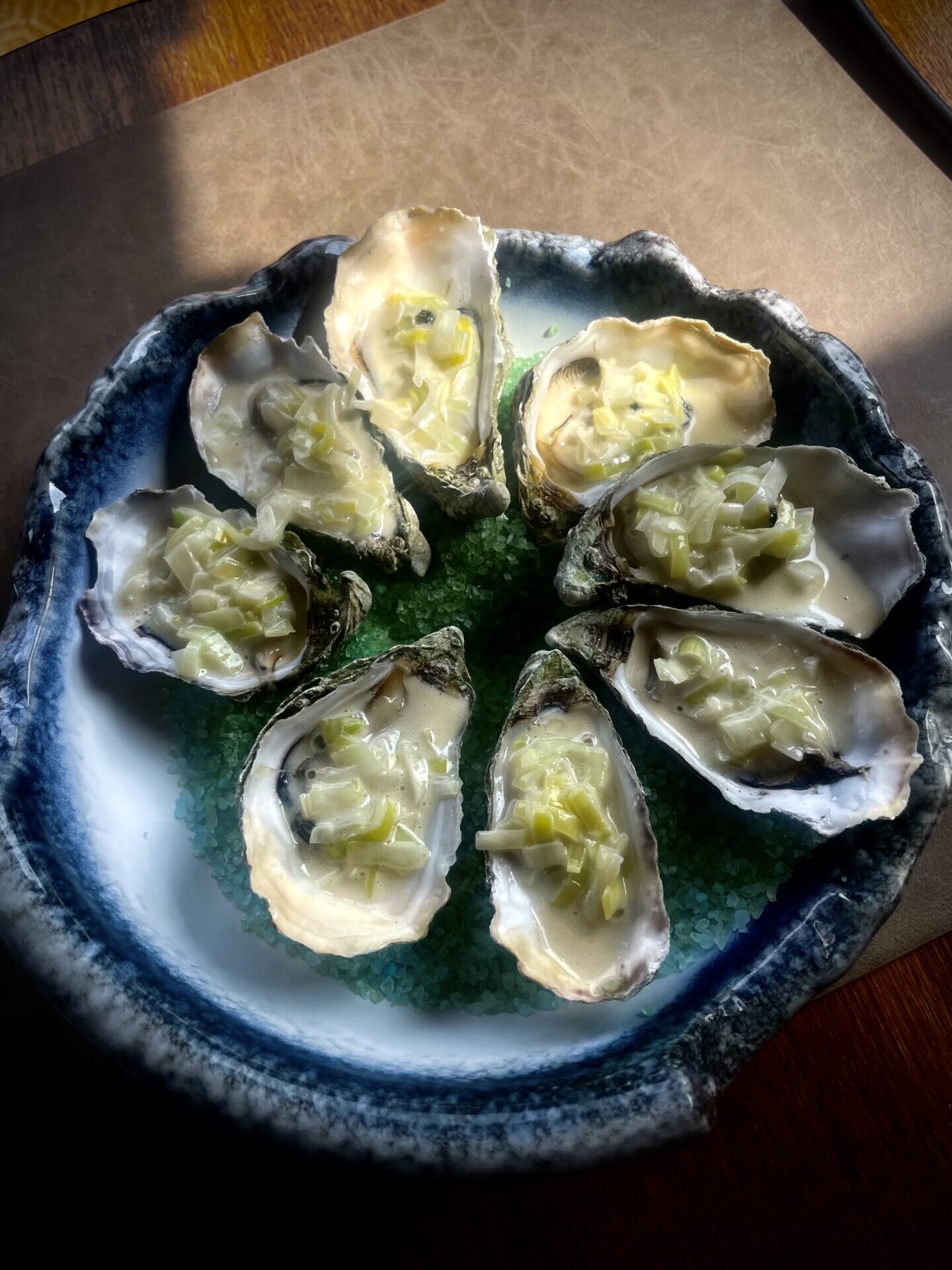 Oléron, l'île des savoir-faire/www.aufildeslieux.fr/ Huîtres Fines de Claire chaudes accompagnées de leur fondue de poireaux-Photo © K.HIBBS