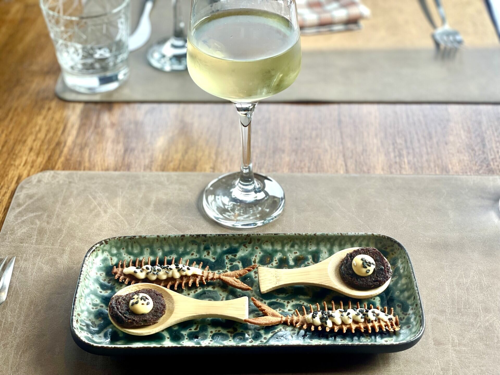 Oléron, l'île des savoir-faire/www.aufildeslieux.fr/ Verre de Colombard -IGP Vin de pays charentais et mise en bouche au relais des Salines -Photo © K.HIBBS