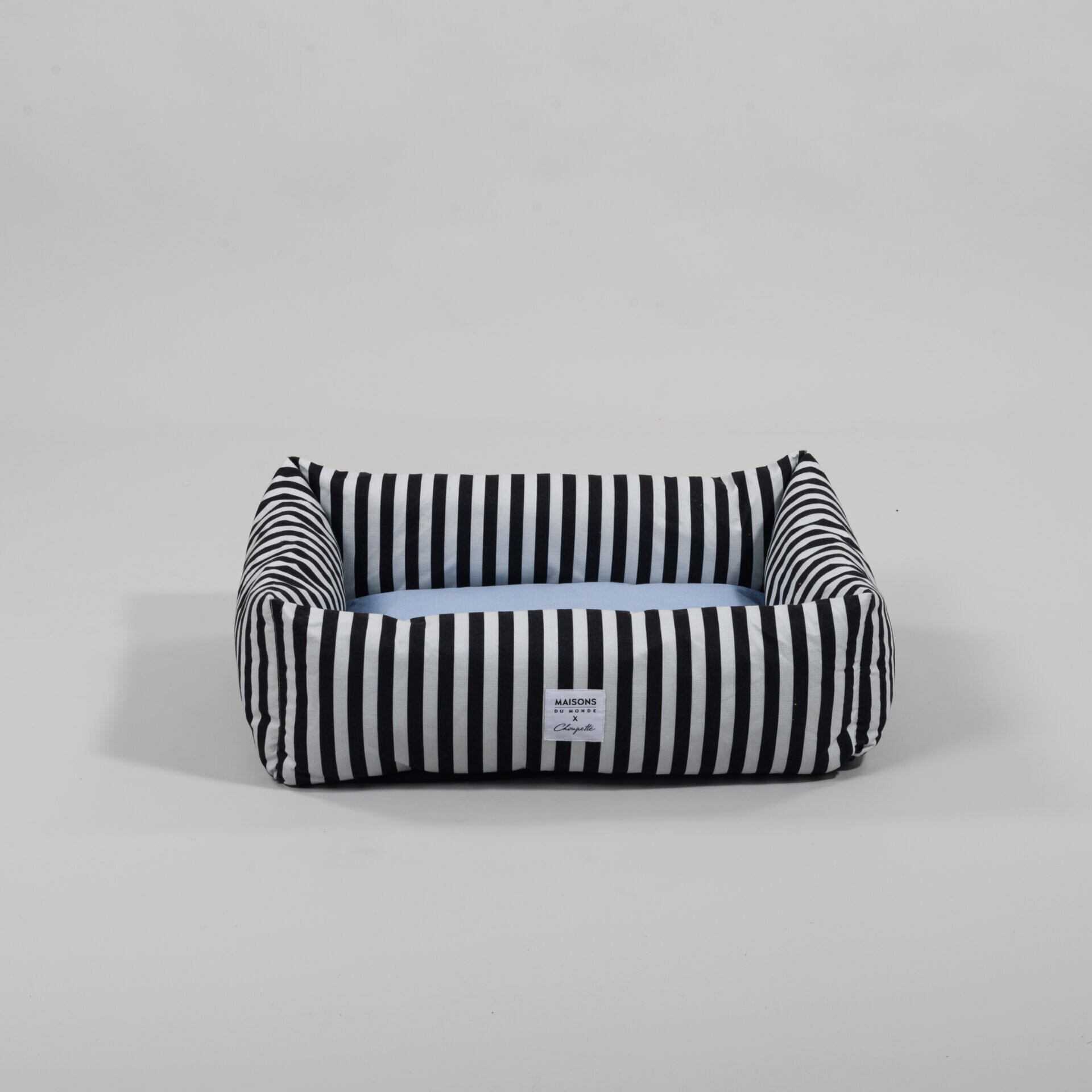 L'univers de Choupette chez Maison du Monde/www.aufildeslieux.fr/Panier confort rayé noir et blanc- Photo © Maisons du Monde