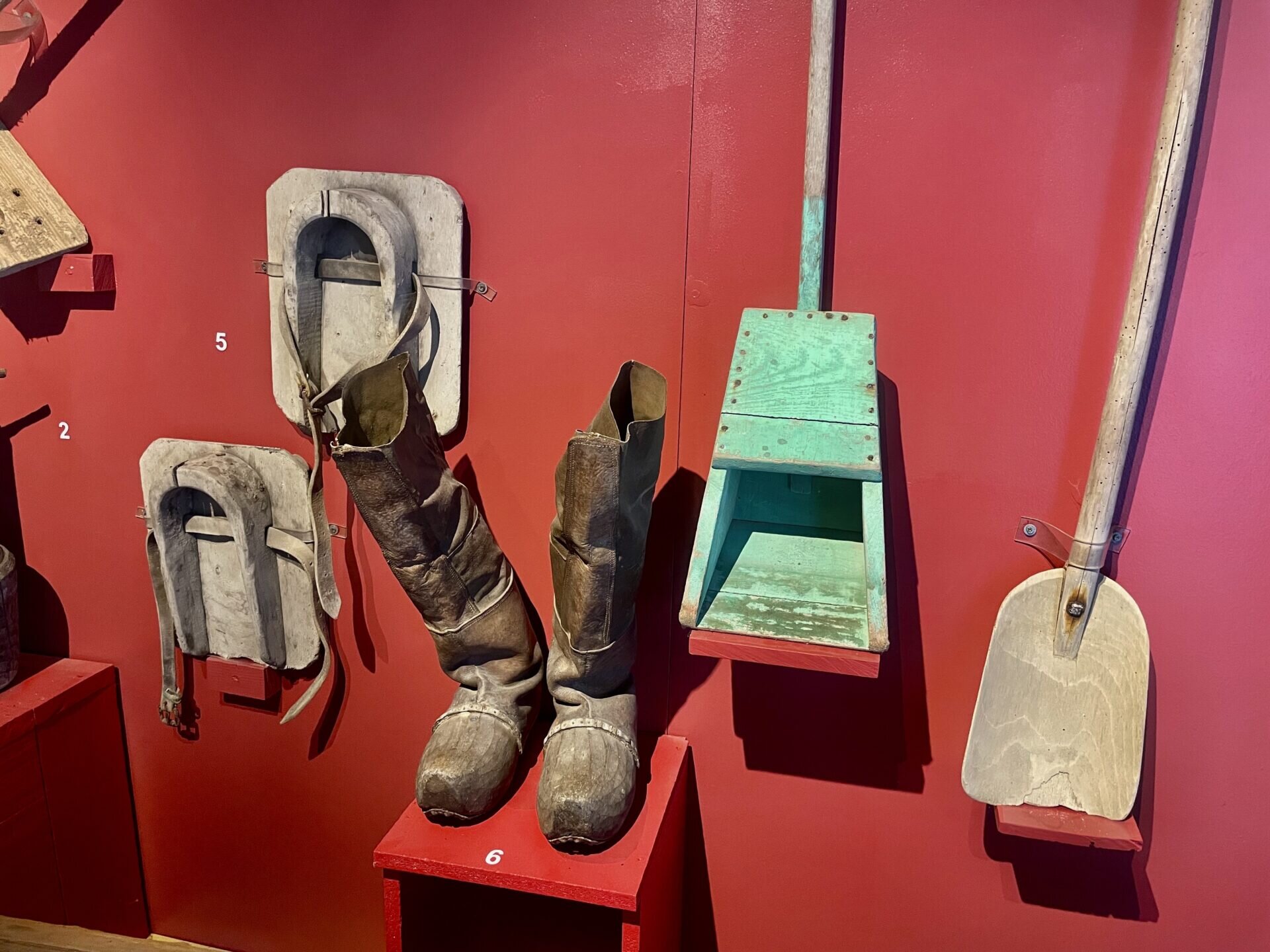 Oléron, l'île des savoir-faire/www.aufildeslieux.fr/ L'équipement du saunier -Eco-musée du Port des Salines-Photo © K.HIBBS